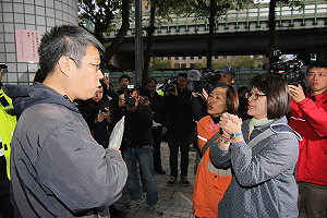 收費員為抗議道歉  住戶仍怒斥「滾開！」