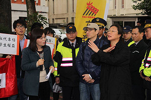 不滿遭胡亂裁員 育達教師和教部官員互嗆