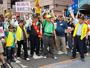 勞團反剝削  兩黨前丟牛糞