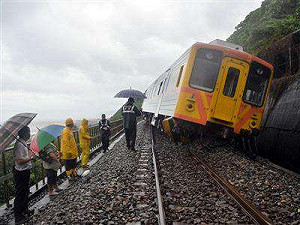 火車屏東遇土石流 軌道路基掏空10公尺
