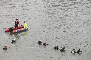 能見度0 潛水員徒手地毯式搜索