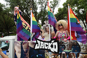 彩虹旗揮舞 近7萬人參加同志遊行