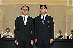 揭餿水油事件  政院頒功績獎章給老農、警察