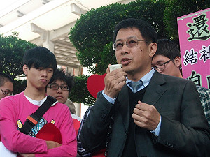 抗議校規違憲  蔣偉寧出面見學生