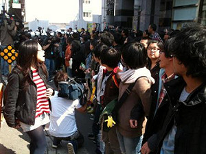 對抗暴力分子  學者獻詩年輕氣血