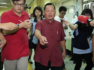 鄉親打氣  劉政鴻落淚：不會被擊倒