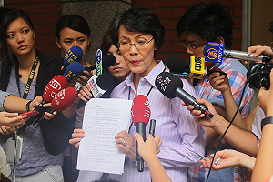 黃昭順出示公文  指高市工務局有責任