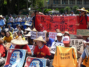 200人頂著烈日靜坐  大埔農戶政院前抗爭