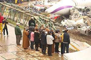家屬赴復航墜河現場招魂 氣氛哀戚