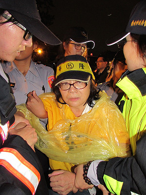 華隆自救會襲府：有錢煙火 沒錢助我？