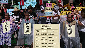 諷刺勞基法30年 勞團落髮抗議「諸法皆空」