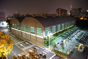 爽歪 松山機場有只供員工的室內紅土網球場