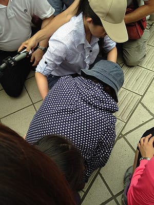 鄭捷父母下跪道歉  死者家屬不接受