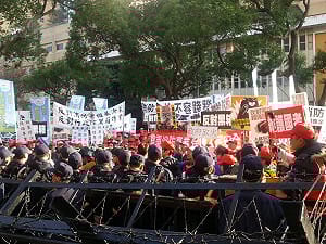 遭包圍後  內政部續推暫行人員合法