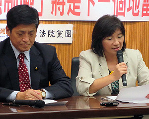 前藍委拿菸捐印農民曆  台聯批補助濫發