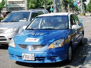 路考新標準  轉彎未打方向燈重扣16分