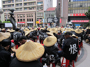 解決方案仍排富 關廠工人蛋洗勞委會