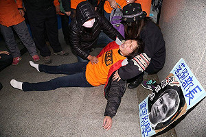 沒錢繳兒學費 收費員哭喊：該怎麼辦？