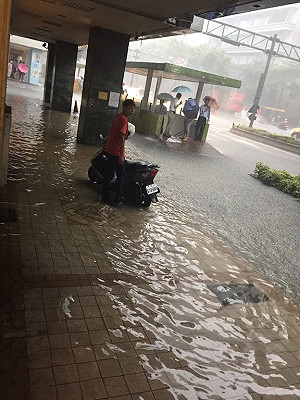 午後豪雨多處淹水 北市應變中心二級開設