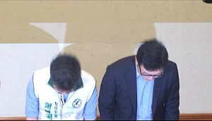 處理醫療糾紛陳情失當  姚文智向醫師鞠躬道歉