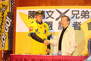 年薪420萬   陳鴻文加盟兄弟象隊