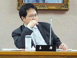 退休軍公教慰問金放寬  綠委質疑政策買票