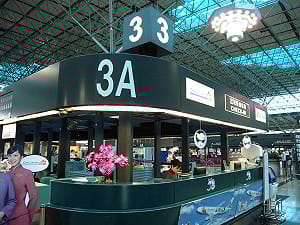 桃機施工粉塵瀰漫  旅客遮臉走避