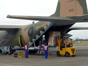 台首批援菲物資  新竹空軍基地起飛