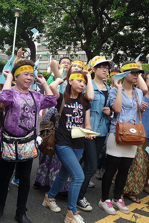 糾正文摺紙飛機 樂生院民監院抗議