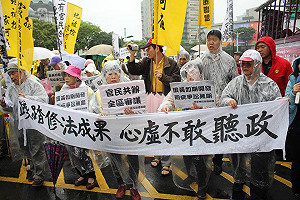要求航空城全區聽證 神明也淋雨抗爭
