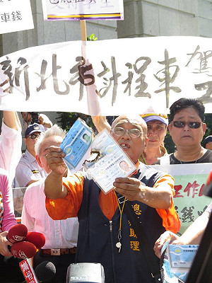 抗議放縱白牌車  千台小黃包圍交通部