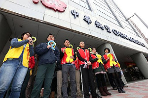 空服員再繫黃絲帶 抗議華航未復飛
