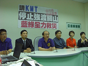 藍不同意休會救災  綠委持續夜宿立院