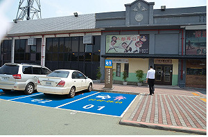 國道服務區試辦夜間女性停車位
