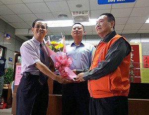 反課綱撤場  軍公教聯盟黨慰勞中正一警員