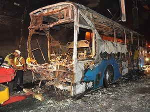 雪隧事故 閃爆胎車追撞釀禍