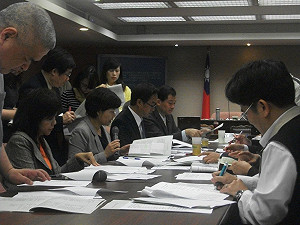 立院初審通過  捷運站應設免費充電區