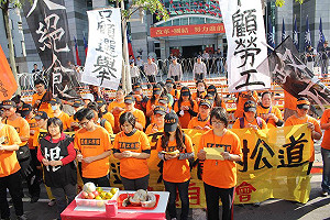 抗議國家賣國道失業  收費員藍黨部前絕食