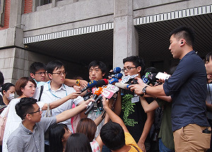 不滿朝野協商決議 反課綱學生宣布繼續佔領