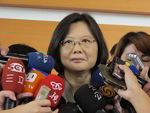 冰桶挑戰  蔡英文選擇捐1千元 不濕了