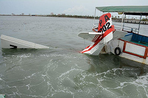 大鵬灣輕航機墜湖  教練學員2人不治