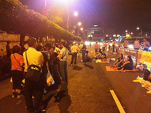 華隆工人夜宿凱道  要等總統1個回應