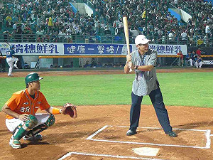 職棒屏東首場開幕賽  鍾佳濱打擊開球