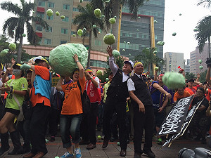 五一大遊行 勞團向立院「砸回芭樂票」