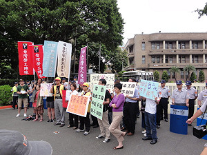 勞團抗議  「沒有茶葉蛋 陳冲就滾蛋」