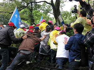 衝突不斷 豬農代表從大門進農委會協商