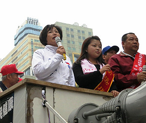 尷尬站上戰車  藍委鄭汝芬呼籲豬農理性