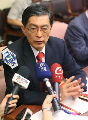 環保署長不知廢油資料  頻看下屬但沒人幫