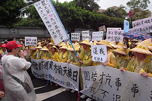 對府回應不滿意  華隆工人展開3天夜宿