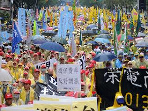 勞動節不平靜  萬人上街反勞保金改